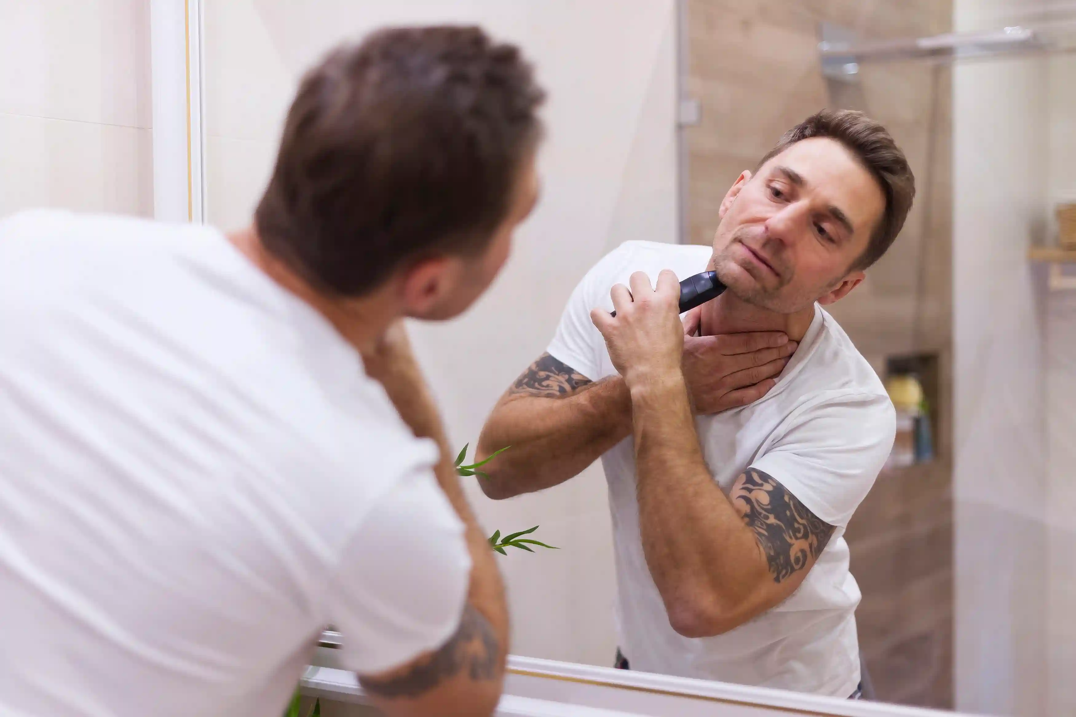 Homme utilisant le trimmer pour sa barbe